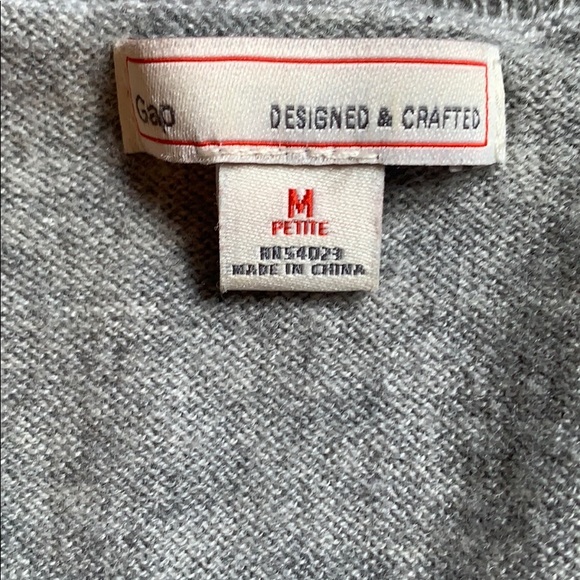 Gap Petite Med V-neck Lightweight Sweater 🦋 3/$25 - Picture 2 of 5